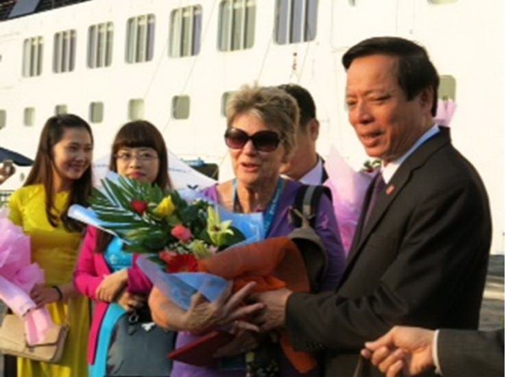 Giám đốc Sở Văn hóa, Thể thao và Du lịch Thừa Thiên - Huế Phan Tiến Dũng đón du khách đến Huế tại cảng Chân Mây